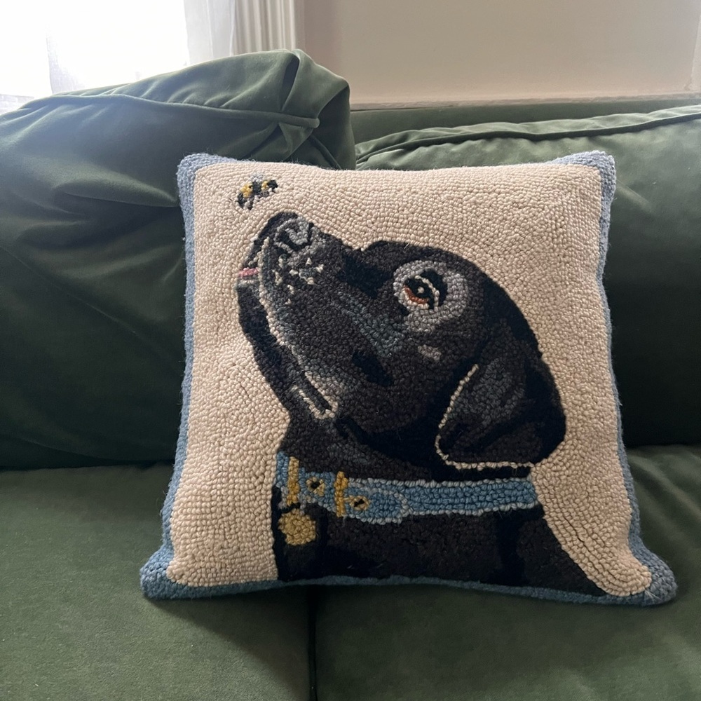 Wool Hooked Black Labrador With Bee Pillow Cover Velvet Back 16” Square - Picture 6 of 6